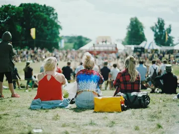 Imagen general de público en un festival de música en verano Imagen general de público en un festival de música en verano