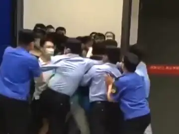 Cientos de clientes tratan de escapar de un centro comercial en Shanghái tras registrarse un positivo por COVID Cientos de clientes tratan de escapar de un centro comercial en Shanghái tras registrarse un positivo por COVID