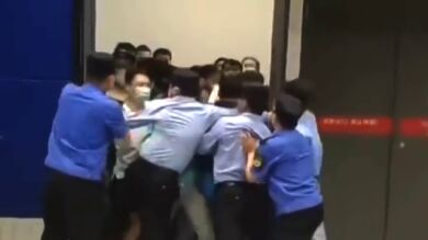 Los clientes huyen a la carrera de un centro comercial de China cuando les avisan de que van a confinarles