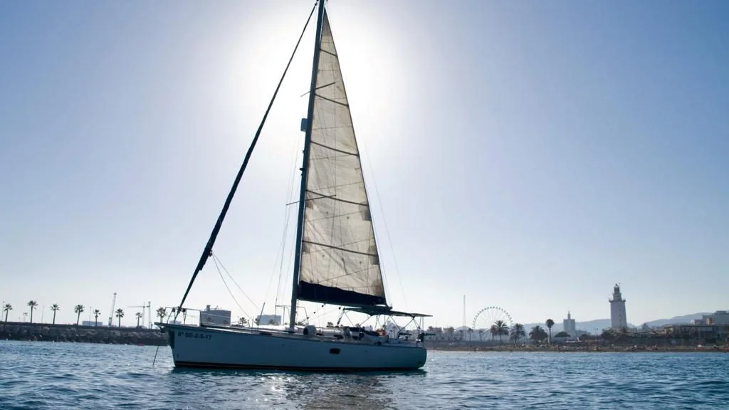 Un velero navegando Un velero navegando