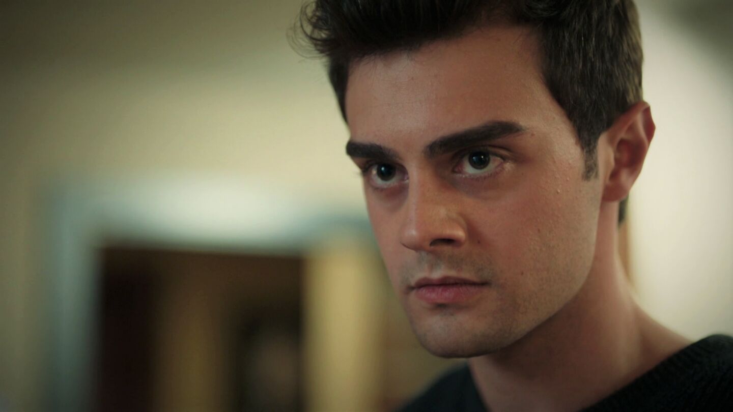 ¡Ömer le da una brutal paliza a Tolga, el exnovio de Ayşe! 