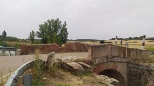 Diez a&ntilde;os de manifestaciones: este es la tr&aacute;gica situaci&oacute;n de un pueblo burgal&eacute;s que lucha por mejorar sus puentes en el Canal de Castilla