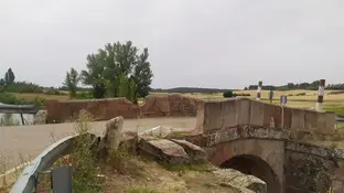 Diez años de manifestaciones: este es la trágica situación de un pueblo burgalés que lucha por mejorar sus puentes en el Canal de Castilla Diez años de manifestaciones: este es la trágica situación de un pueblo burgalés que lucha por mejorar sus puentes en el Canal de Castilla