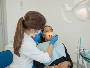 Dentista examinando a paciente Dentista examinando a paciente