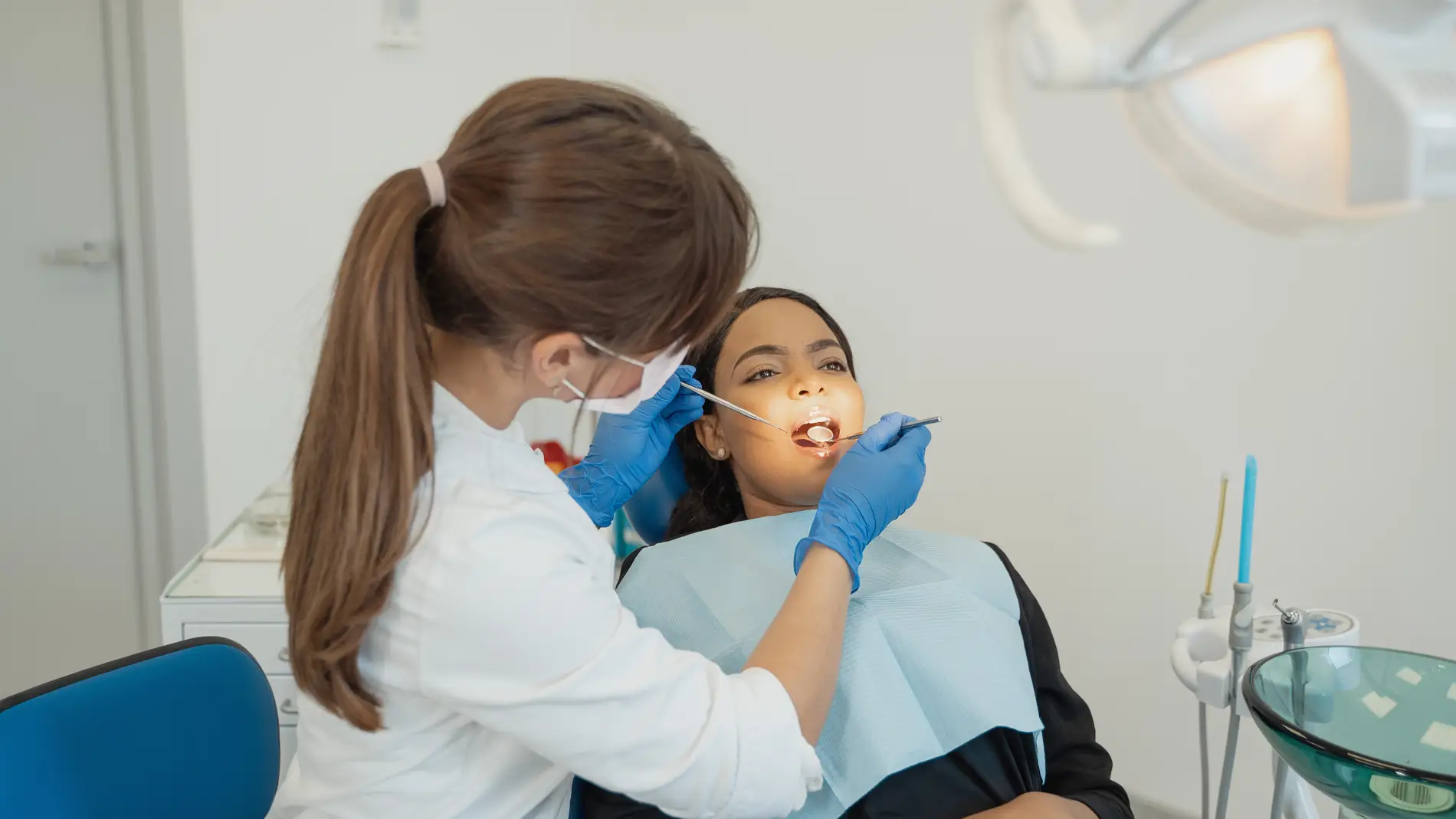 Dentista examinando a paciente