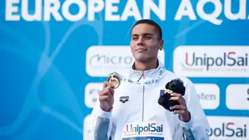 David Popovici en el podio con la medalla de oro de los 200 metros libres