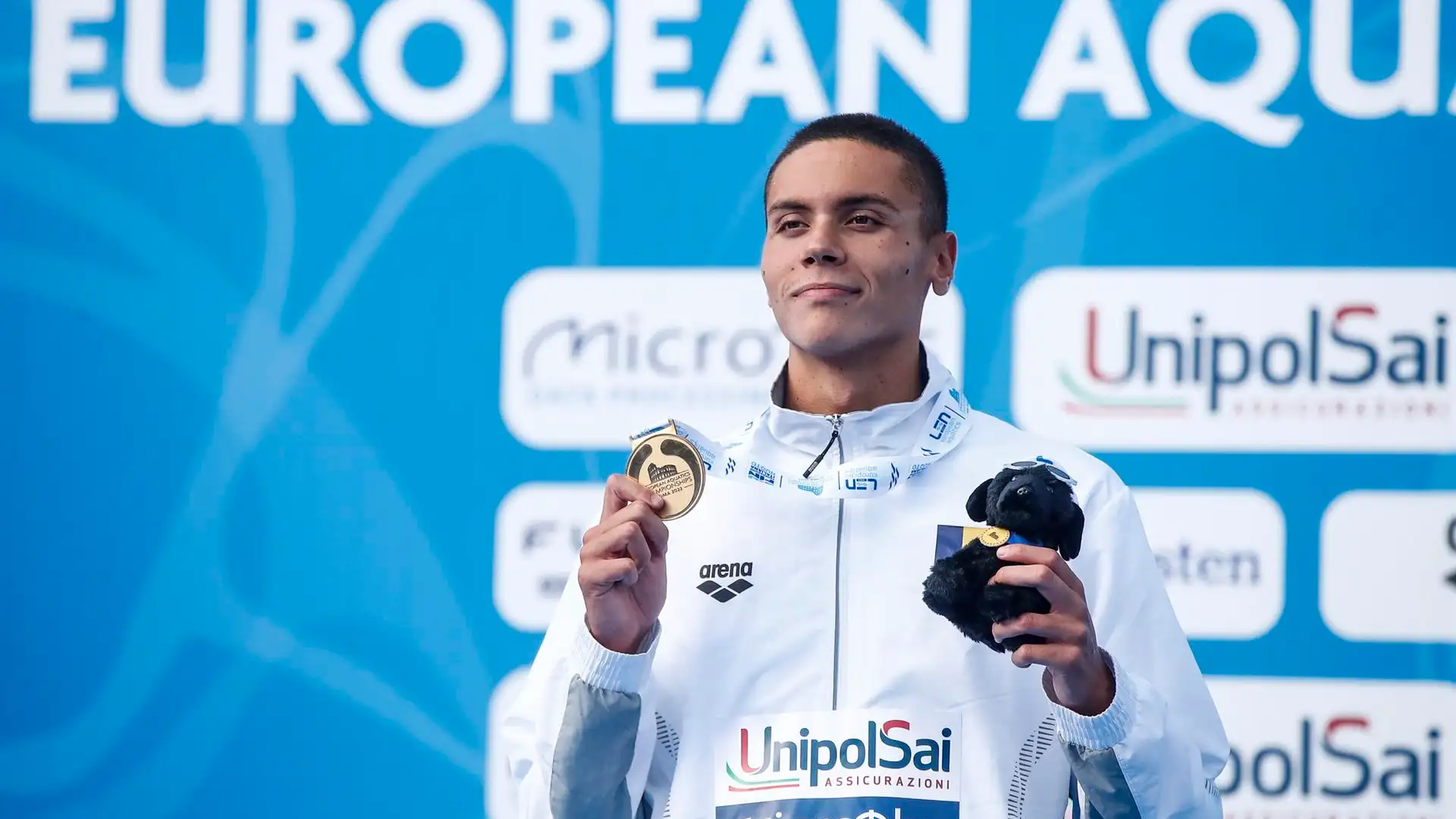 David Popovici en el podio con la medalla de oro de los 200 metros libres David Popovici en el podio con la medalla de oro de los 200 metros libres