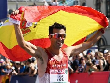 Miguel Ángel López celebra el oro en 35 kilómetros marcha en el Europeo de Múnich