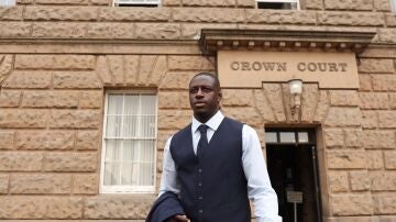 Benjamin Mendy en la puerta de la Corte que juzga su caso