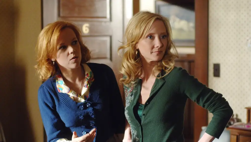 Emily Bergl y Anne Heche en 'Men in Trees' Emily Bergl y Anne Heche en 'Men in Trees'