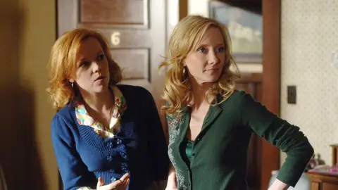 Emily Bergl y Anne Heche en 'Men in Trees' Emily Bergl y Anne Heche en 'Men in Trees'