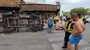 Once heridos, cuatro de ellos niños, al volcar un tren turístico en Cala d´Or, Mallorca Once heridos, cuatro de ellos niños, al volcar un tren turístico en Cala d´Or, Mallorca