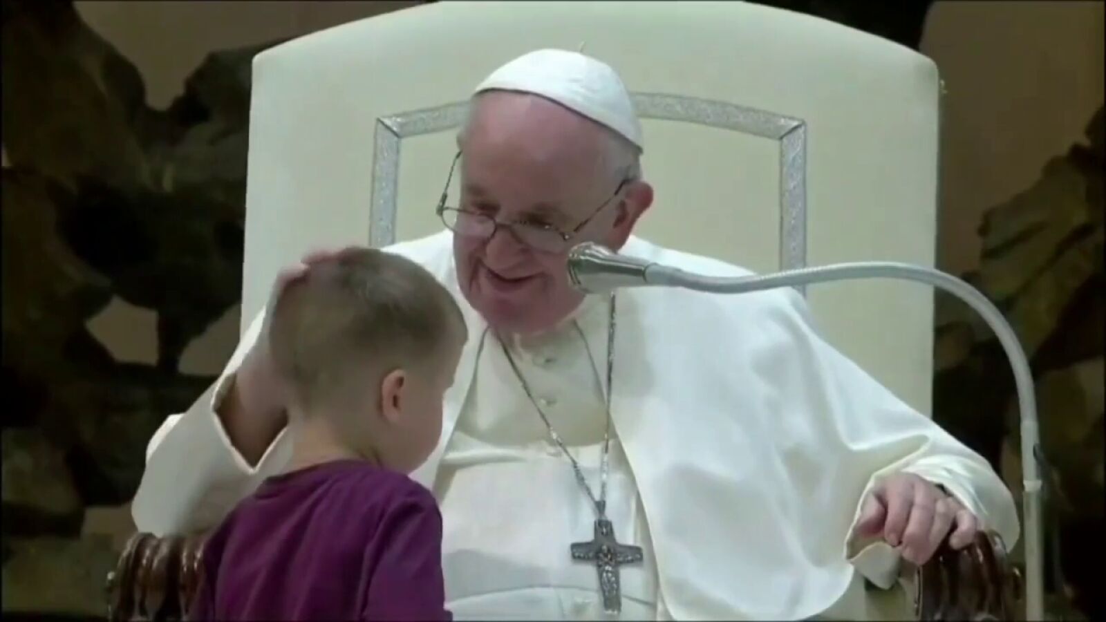El cariñoso gesto del papa Francisco con un niño que se le acerca en plena audiencia: 