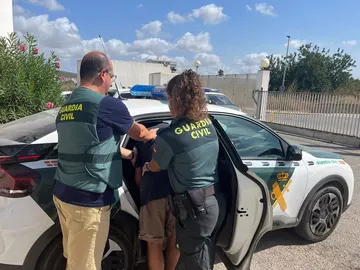 Imagen del momento de la detención facilitada por la Guardia Civil Imagen del momento de la detención facilitada por la Guardia Civil