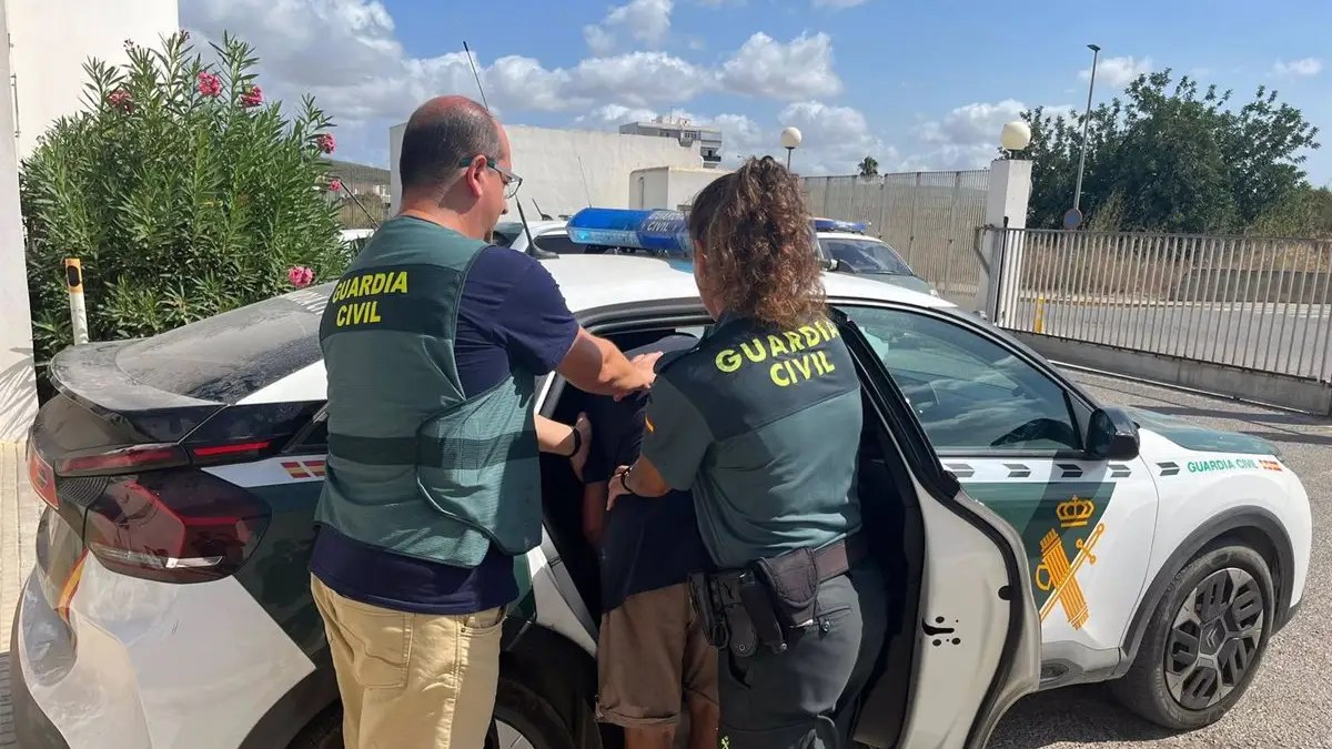 Imagen del momento de la detenci&oacute;n facilitada por la Guardia Civil 