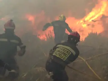 Las llamas acorralan a los bomberos