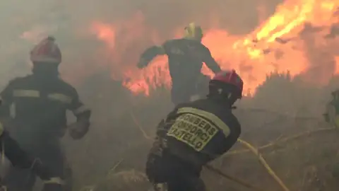 Las llamas acorralan a los bomberos Las llamas acorralan a los bomberos