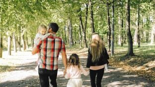 Padres paseando con sus hijos