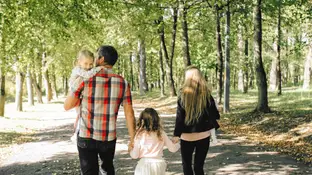 Padres paseando con sus hijos Padres paseando con sus hijos