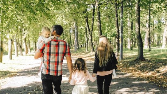 Padres paseando con sus hijos