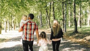 Padres paseando con sus hijos