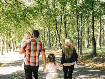 Padres paseando con sus hijos Padres paseando con sus hijos