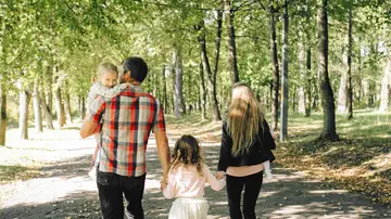 Padres paseando con sus hijos Padres paseando con sus hijos
