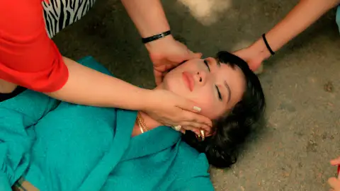 Betül finge un desmayo para conocer a Ümit, ¿qué intenciones tendrá? Betül finge un desmayo para conocer a Ümit, ¿qué intenciones tendrá?