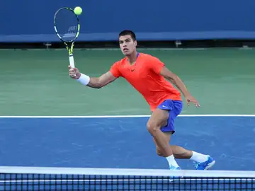 Carlos Alcaraz golpea una bola en su partido contra McDonald en Cincinnati Carlos Alcaraz golpea una bola en su partido contra McDonald en Cincinnati