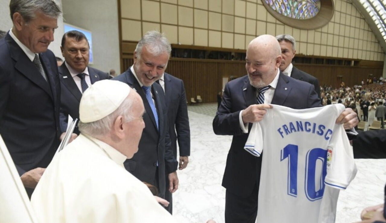 Miguel Concepción, presidente del CD Tenerife, entrega una camiseta personalizada al Papa Francisco durante la visita de la delegación insular al Vaticano con motivo del centenario del club