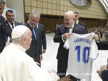 Miguel Concepción, presidente del CD Tenerife, entrega una camiseta personalizada al Papa Francisco durante la visita de la delegación insular al Vaticano con motivo del centenario del club Miguel Concepción, presidente del CD Tenerife, entrega una camiseta personalizada al Papa Francisco durante la visita de la delegación insular al Vaticano con motivo del centenario del club