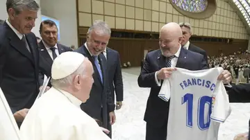 Miguel Concepción, presidente del CD Tenerife, entrega una camiseta personalizada al Papa Francisco durante la visita de la delegación insular al Vaticano con motivo del centenario del club