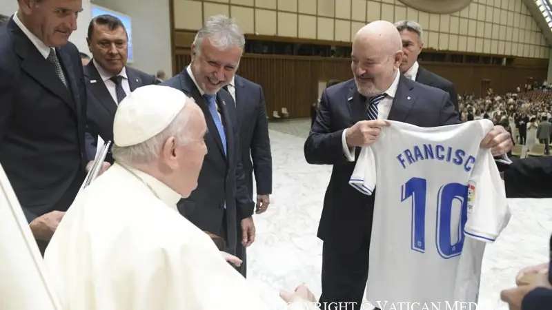 Miguel Concepción, presidente del CD Tenerife, entrega una camiseta personalizada al Papa Francisco durante la visita de la delegación insular al Vaticano con motivo del centenario del club Miguel Concepción, presidente del CD Tenerife, entrega una camiseta personalizada al Papa Francisco durante la visita de la delegación insular al Vaticano con motivo del centenario del club