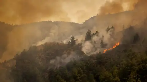 El incendio que se declaró este lunes en Bejís (Castellón) sigue activo. El incendio que se declaró este lunes en Bejís (Castellón) sigue activo.