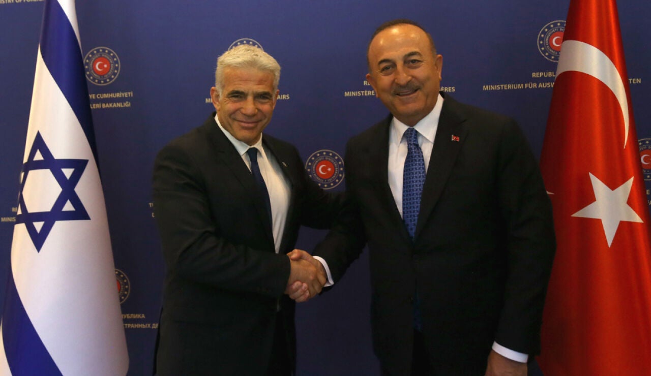 El Ministro de Relaciones Exteriores de Turquía, Mevlut Cavusoglu (D), da la bienvenida al Ministro de Relaciones Exteriores de Israel y hoy primero ministro, Yair Lapid 