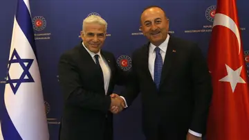 El Ministro de Relaciones Exteriores de Turquía, Mevlut Cavusoglu (D), da la bienvenida al Ministro de Relaciones Exteriores de Israel y hoy primero ministro, Yair Lapid 