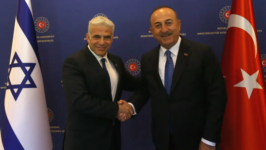 El Ministro de Relaciones Exteriores de Turquía, Mevlut Cavusoglu (D), da la bienvenida al Ministro de Relaciones Exteriores de Israel y hoy primero ministro, Yair Lapid El Ministro de Relaciones Exteriores de Turquía, Mevlut Cavusoglu (D), da la bienvenida al Ministro de Relaciones Exteriores de Israel y hoy primero ministro, Yair Lapid