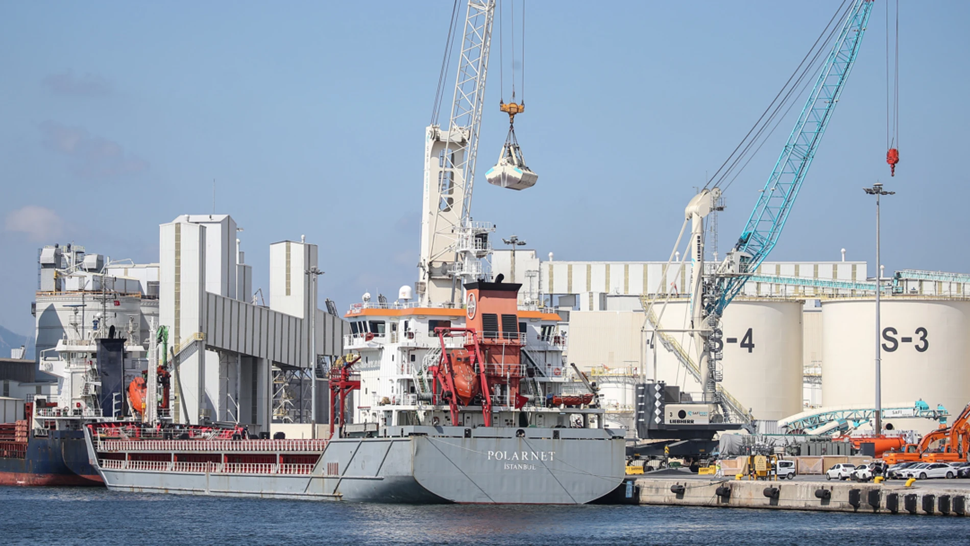 El buque Polarnet, cargado de cereal ucraniano