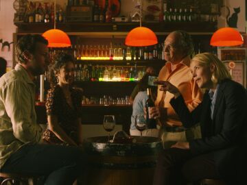 Miranda se la juega a Max y le hace pensar que es mejor catadora de vinos que &eacute;l