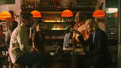 Miranda se la juega a Max y le hace pensar que es mejor catadora de vinos que él