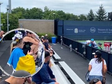 La organización del Masters 1000 de Cincinnati obliga a una espectadora a abandonar el recinto por portar una gran bandera de Ucrania