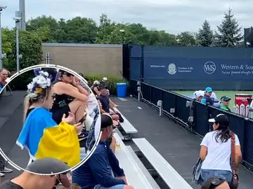 La organización del Masters 1000 de Cincinnati obliga a una espectadora a abandonar el recinto por portar una gran bandera de Ucrania La organización del Masters 1000 de Cincinnati obliga a una espectadora a abandonar el recinto por portar una gran bandera de Ucrania
