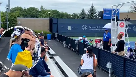 La organización del Masters 1000 de Cincinnati obliga a una espectadora a abandonar el recinto por portar una gran bandera de Ucrania La organización del Masters 1000 de Cincinnati obliga a una espectadora a abandonar el recinto por portar una gran bandera de Ucrania