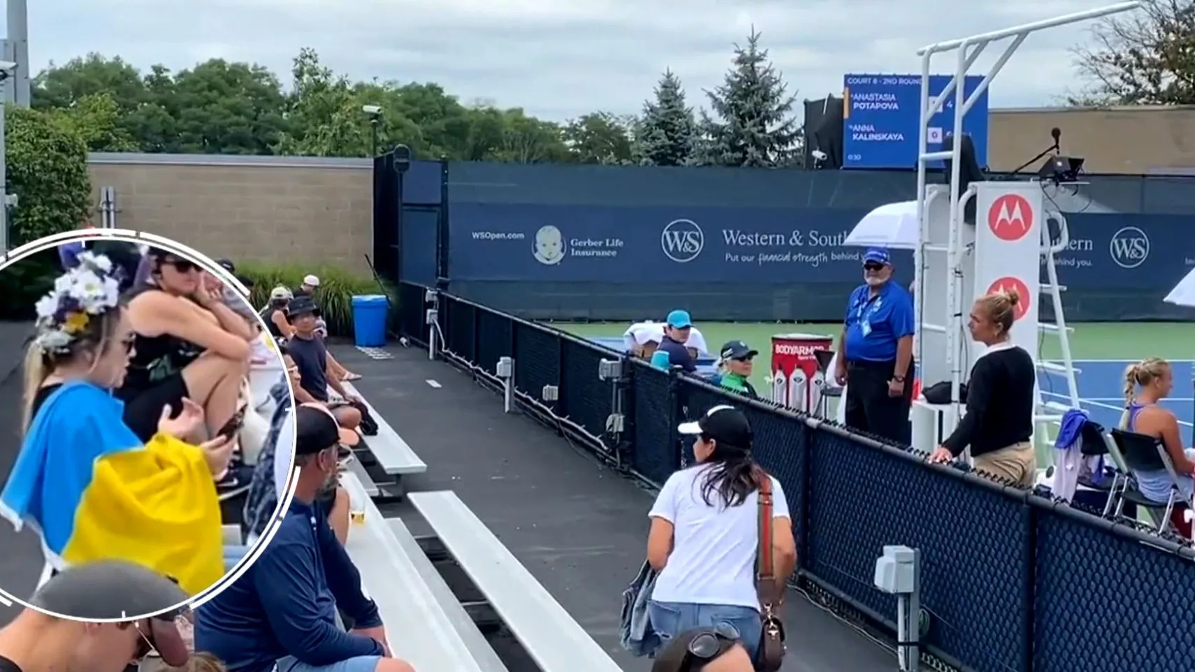 La organización del Masters 1000 de Cincinnati obliga a una espectadora a abandonar el recinto por portar una gran bandera de Ucrania La organización del Masters 1000 de Cincinnati obliga a una espectadora a abandonar el recinto por portar una gran bandera de Ucrania