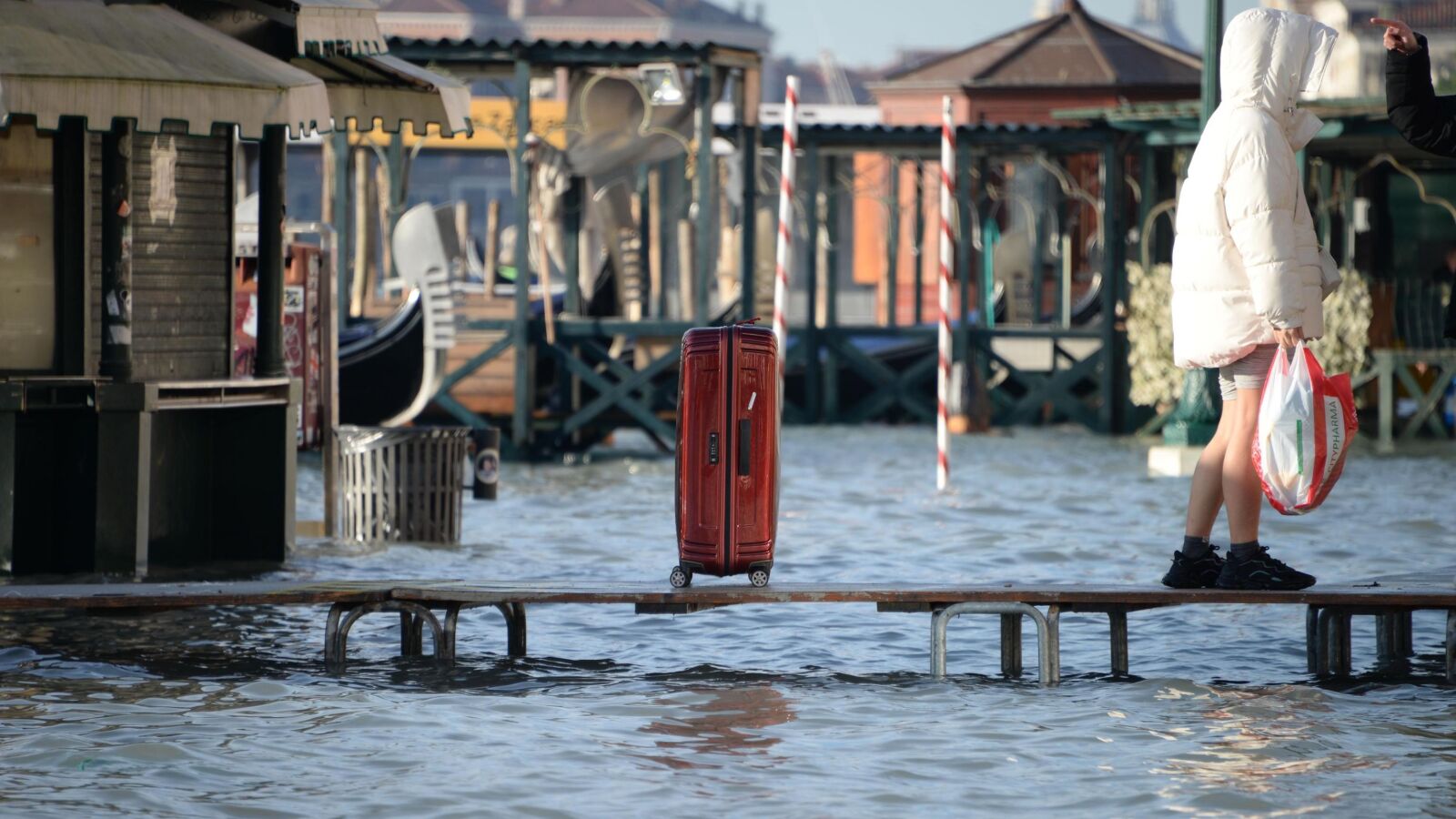 Dos jóvenes se graban practicando esquí acuático en los canales de Venecia y el alcalde de la ciudad estalla: 