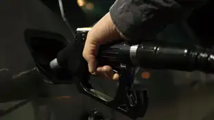 Llenando el tanque de gasolina del coche Llenando el tanque de gasolina del coche