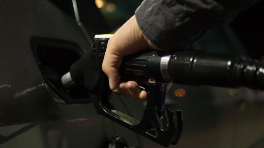 Llenando el tanque de gasolina del coche