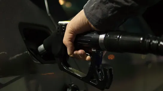 Llenando el tanque de gasolina del coche Llenando el tanque de gasolina del coche