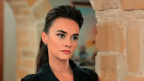 ¡Ümit irrumpe en la fiesta de Demir y Züleyha! ¿Qué hará allí? ¡Ümit irrumpe en la fiesta de Demir y Züleyha! ¿Qué hará allí?