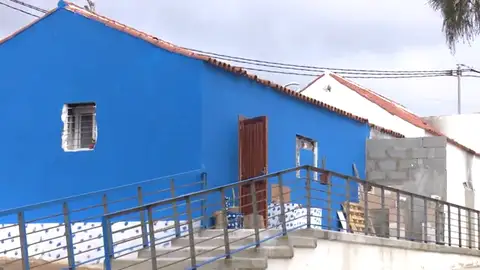 Dos 'okupas' reforman un tanatorio abandonado en Telde para vivir en él Dos 'okupas' reforman un tanatorio abandonado en Telde para vivir en él